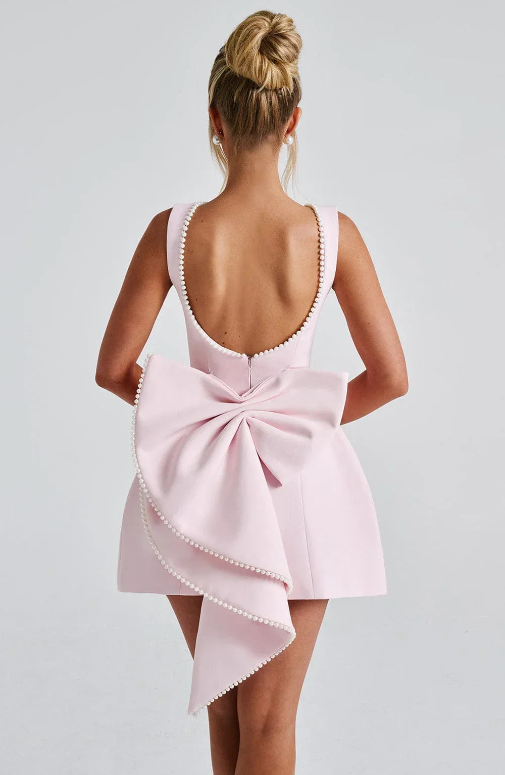 Robe courte femme sans manches avec nœud dans le dos