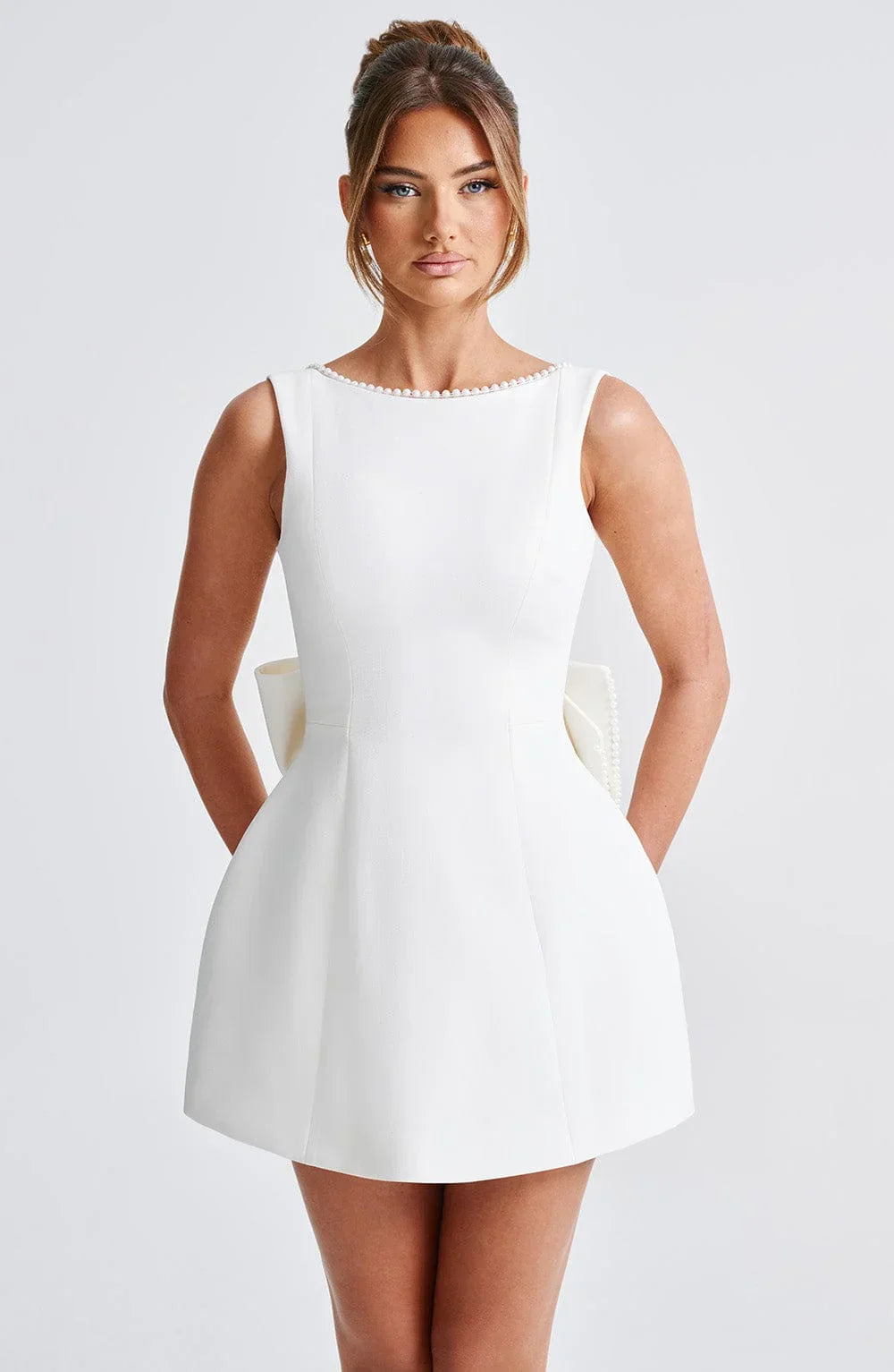 Robe courte femme sans manches avec nœud dans le dos
