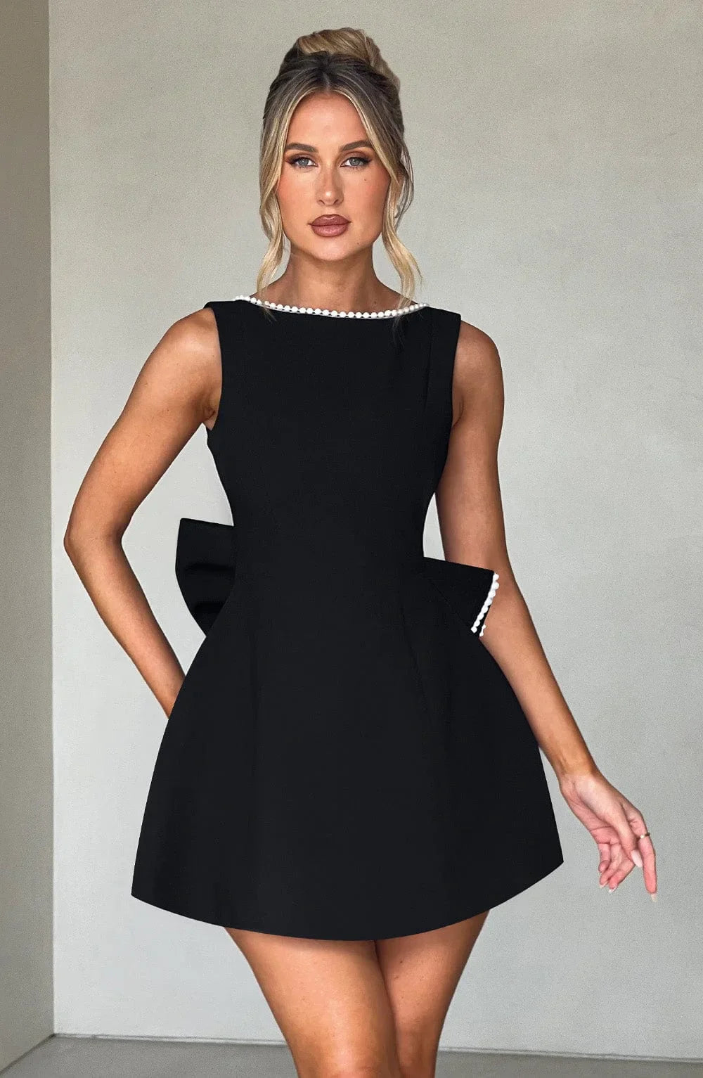 Robe courte femme sans manches avec nœud dans le dos