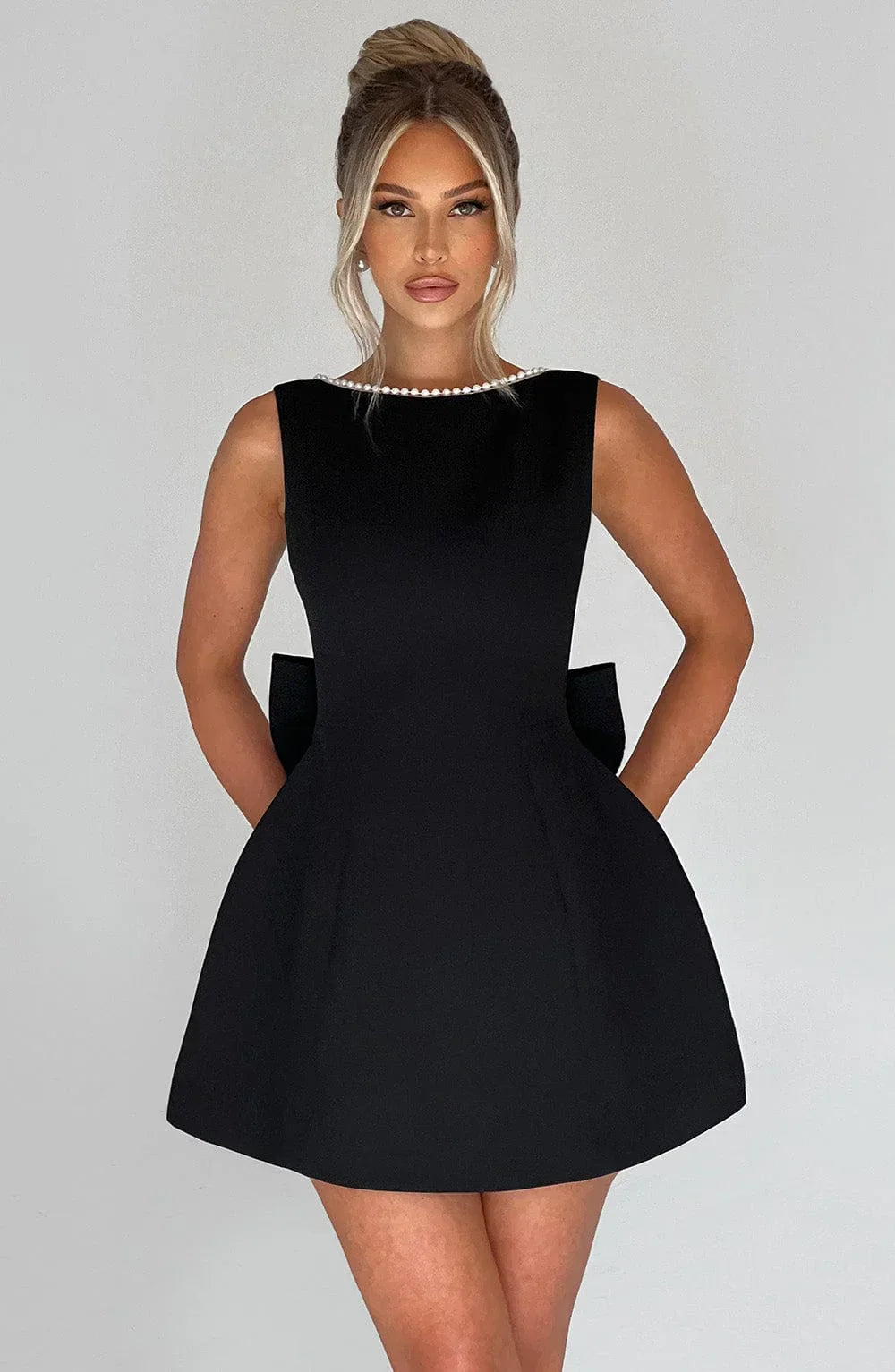 Robe courte femme sans manches avec nœud dans le dos
