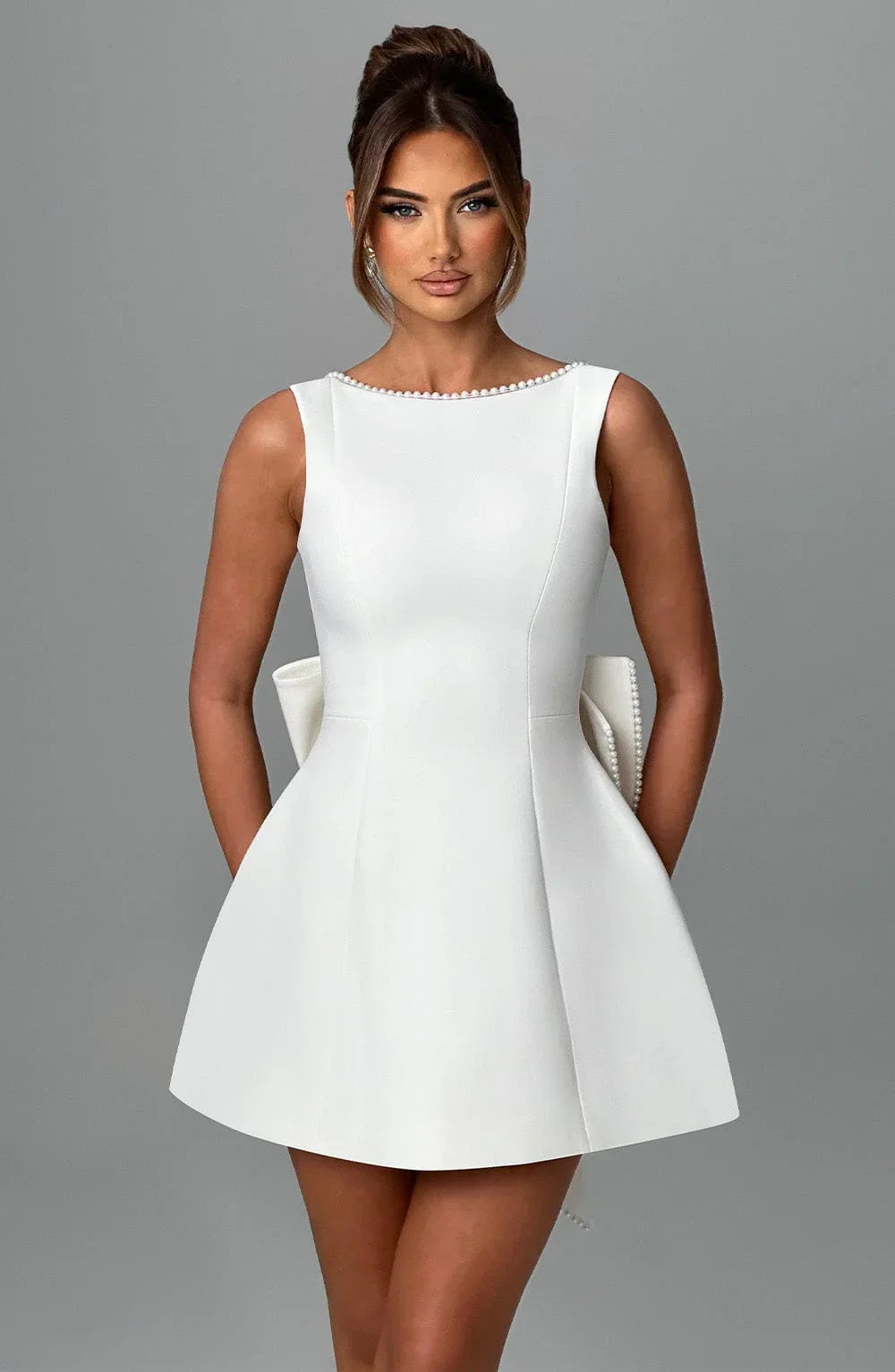 Robe courte femme sans manches avec nœud dans le dos